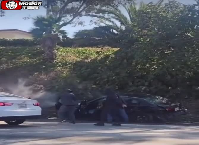Video :His car is rammed by a gang, forcing him to halt, and everything inside is stolen